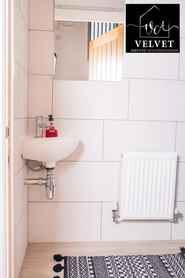 1 Bed House At Velvet Serviced Accommodation Swansea With Free Parking & Wifi - Sa1 Exterior photo